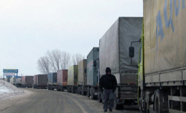70 грузовиков стоят в очереди на таможене