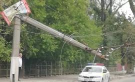 Un stîlp de beton a căzut peste liniile electrice FOTOVIDEO