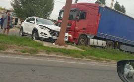 O mașină sa lovit cu un TIR apoi a fost aruncată întrun stîlp