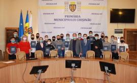 Primarul general lea înmînat diplome de onoare tinerilor sportivi