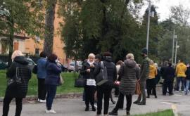 Moldovenii din Bologna și Parma așteaptă de ore întregi să voteze VIDEO