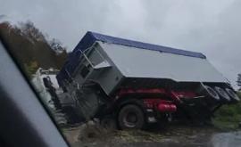 Accident violent la Cimișlia Un TIR ajuns în sanț după ce a alunecat de pe șosea FOTO