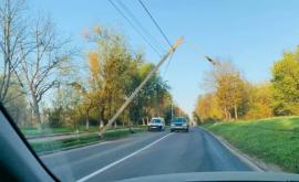 Вниманию водителей Столб на одной из столичных улиц может рухнуть на дорогу