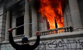 Proteste violente în Guatemala Manifestanţii antiguvernamentali au incendiat clădirea Congresului