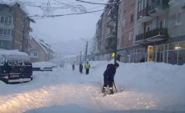 O fetiță din Tomsk a scăpat ca prin minune după ce a căzut de la etajul patru