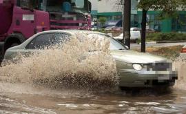 Strada Albișoara din capitală a fost inundată VIDEO