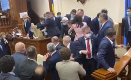 Momentul în care Grosu aruncă cu apă din prezidiul Parlamentului VIDEO