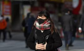 Жителей Японии призвали носить маски дома