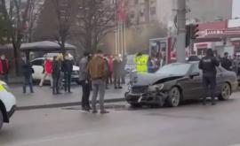 На Буюканах произошло ДТП машина вылетела на тротуар