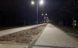 Parcul La Izvor așa cum nu lai mai văzut Aleile au fost dotate cu iluminat modern