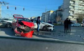 Nu au împărţit o intersecţie Două mașini sau ciocnit violent în centrul capitalei VIDEO