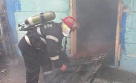 Trei copii au ajuns la spital după ce soba din casă a luat foc