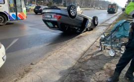 O mașină sa răsturnat în capitală În autovehicul erau și doi copii