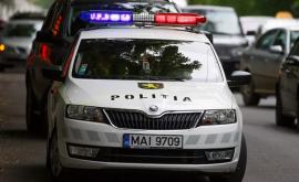 Polițiștii au ajutat un bătrîn să ajungă la timp la spital