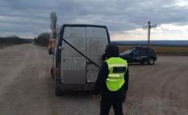 Transporta ilegal peste o tonă de metal uzat fără permis de conducere