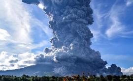 Doi vulcani au erupt în Indonezia pe insule diferite trimiţînd în atmosferă coloane de cenuşă VIDEO 