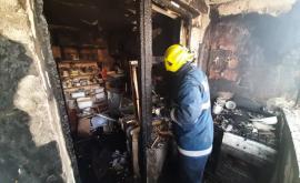 O femeie a fost salvată de pompieri dintrun incendiu