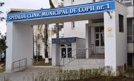 Dispozitiv de dezinfectare cu senzor alimentat de sistem solar instalat la un spital din capitală