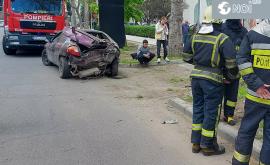 ДТП на улице Каля Ешилор Автомобиль врезался в дерево ФОТО