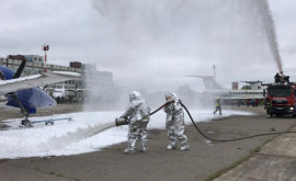 Exercițiu de amploare la Aeroportul Chișinău Salvatorii antrenați să intervină în caz de catastrofă aviatică