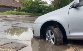 В столице машина застряла в яме полной воды и грязи