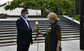 Сотрудники аппарата президента раздали женщинам цветы полученные Майей Санду в день рождения