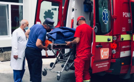 O femeie transportată cu SMURDul de la vamă la un spital din Chișinău