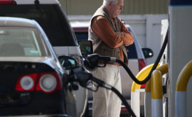 Se scumpesc din nou carburanții Prețul petrolului în creștere