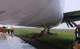 Boeing выкатился за пределы взлетнопосадочной полосы в аэропорту Симферополя ФОТО