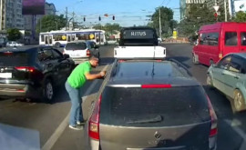 В столице выбросившего мусор на проезжую часть водителя тут же наказали