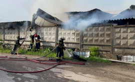 Incendiu în capitală Arde un depozit VIDEO
