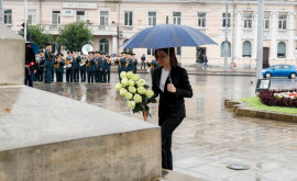 Maia Sandu a depus flori la monumentul lui Ștefan cel Mare și Sfînt