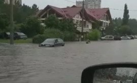 Улица Албишоара затоплена изза сильного дождя