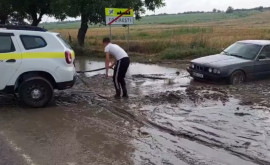 Un șofer scos din glod la Anenii Noi