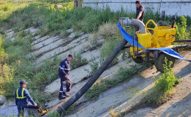 Pompierii lucrează în continuare pentru salvarea culturilor agricole