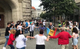 Moldovenii sau prins în horă în fața unei secții de votare