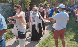 Italia Voluntarii unei asociații împart sticle cu apă alegătorilor care stau în rînd