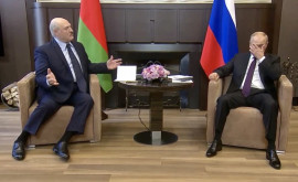 Lukașenko a venit la Putin cu o mapă în loc de o valiză