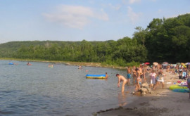 Plaja din parcul La Izvor a devenit neîncăpătoare ieri