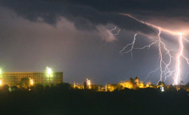 Meteorologii au emis un nou cod galben de ploi cu fulgere grindină și vijelie