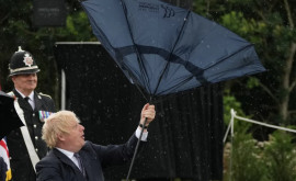 Борис Джонсон не смог справиться с зонтом