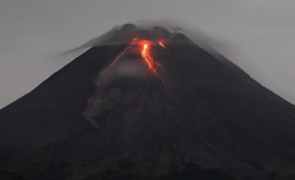 Indonezia Vulcanul Merapi a erupt acoperind sate cu cenuşă