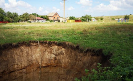 В Крыму образовалась гигантская земляная воронка