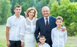 Igor Dodon ia felicitat pe elevi cu începutul anului de studii