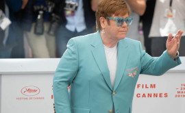 Cîntăreţul Elton John va suferi o intervenţie chirurgicală la şold şi îşi va relua turneul de adio în 2022