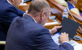 Parlamentul renunță la hîrtie de dragul tabletelor