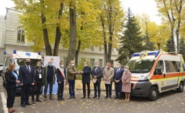 Мэрия Кишинева получила в дар две машины скорой помощи и ритуальный автомобиль