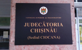 Fostul șef de la ASP Serghei Răilean escortat de ofițeri SIS la Judecătoria Ciocana