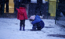 Refugiații de la granița dintre Belarus și Polonia au văzut omătul pentru prima dată în viață