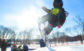 O fetiţă de doar 11 luni care practică snowboardul face senzaţie în China